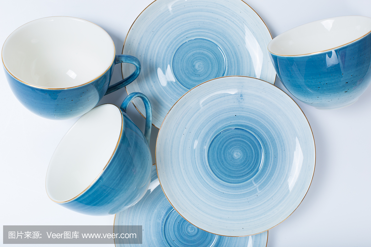 清洗餐具、咖啡或茶具。白色背景,高键,俯视图,平铺,内有花的精美瓷杯碟。